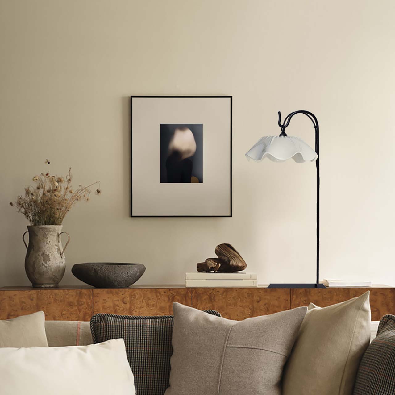 Lámpara Violacea Base Fierro Mesa (75cms de alto)