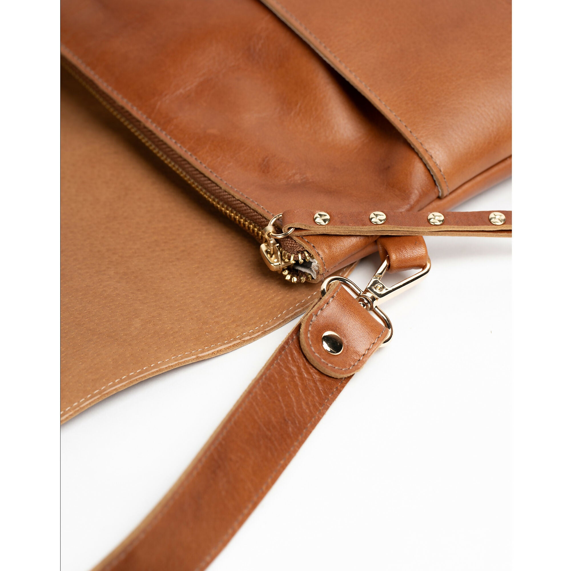 bandolera-cuero-PAZ-tostado-detalle