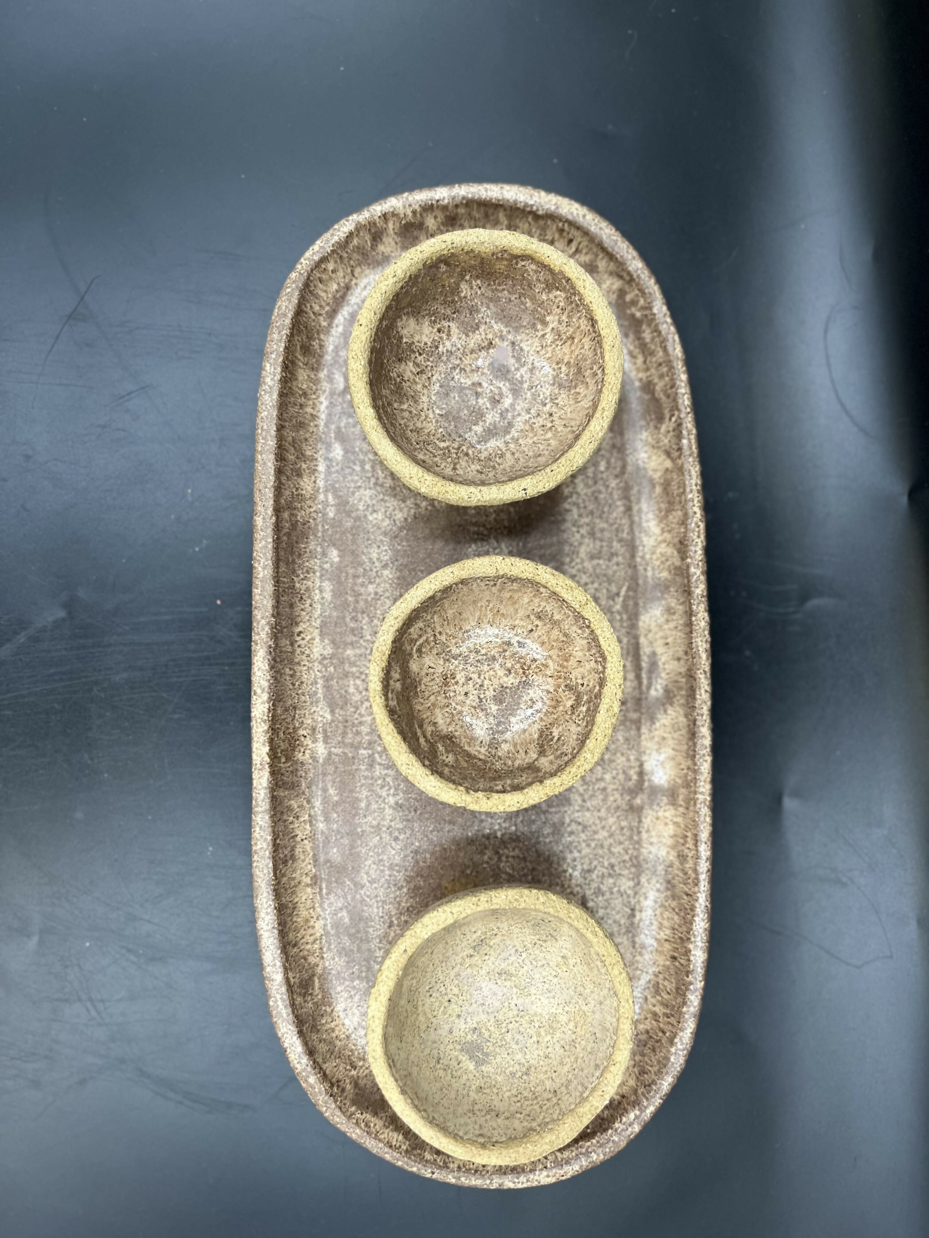 Plato ovalado con 3 pocillos de cerámica gres