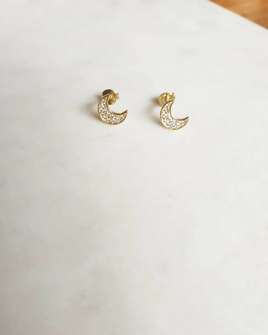 Aros luna con circones baño oro
