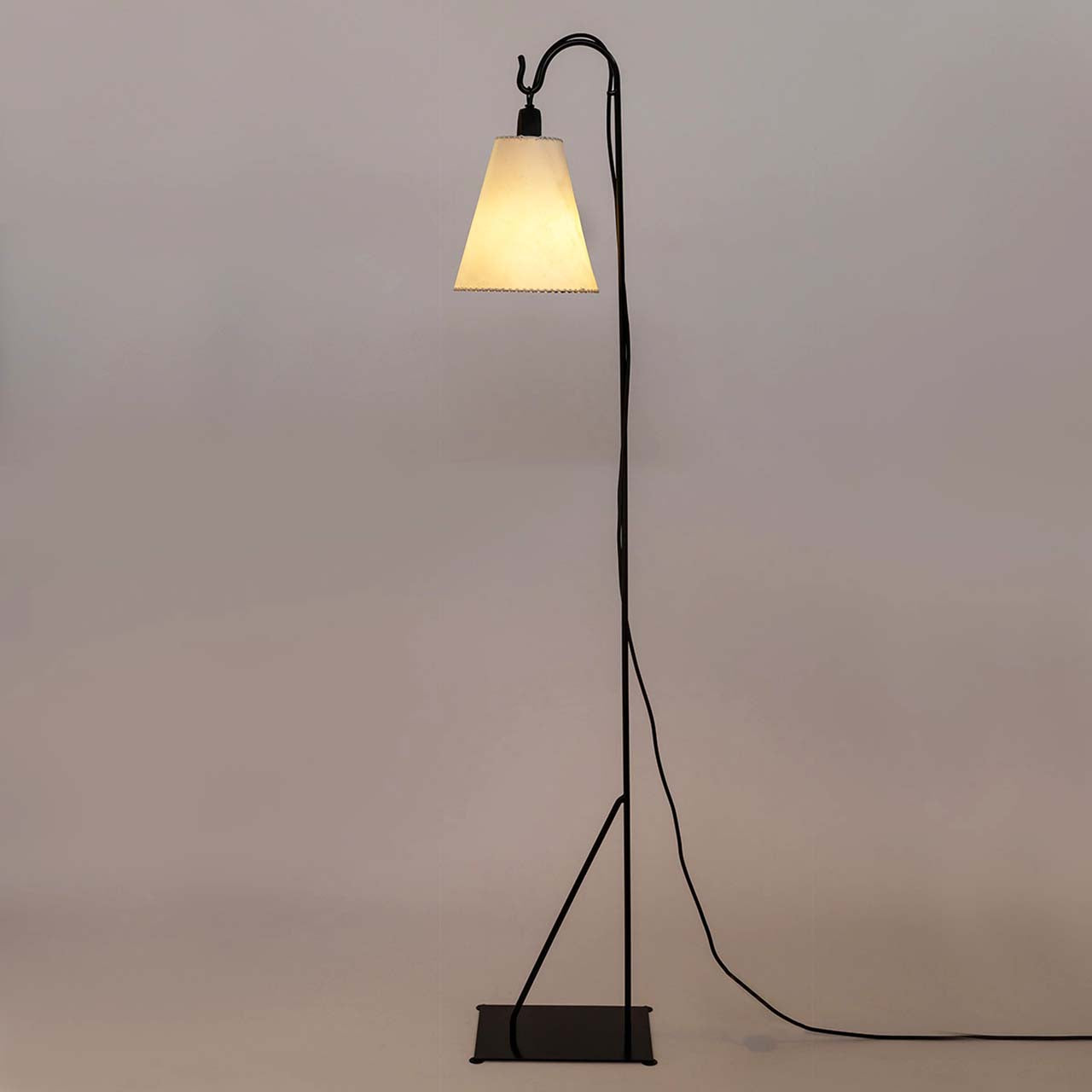 Lámpara Cencerro Pergamino Base Fierro Pie (160cms de alto)