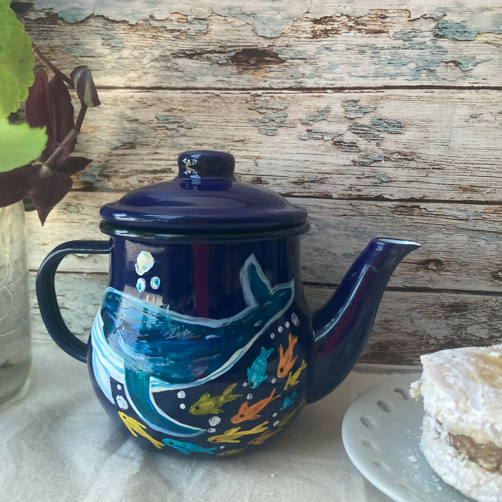 Tetera Enlozada Pintada a Mano - Diseño: Ballena Azul (500cc)