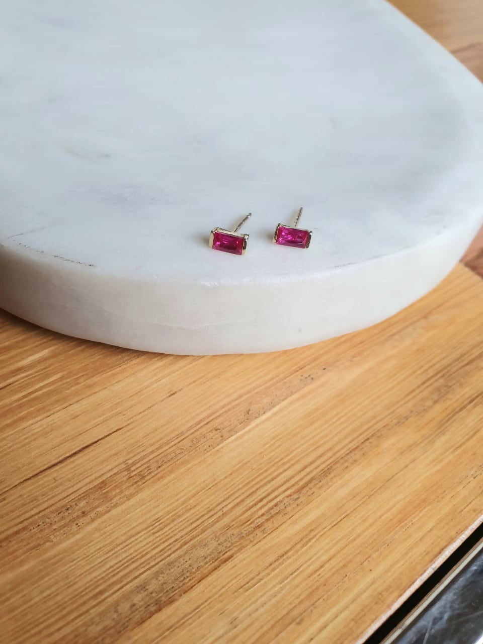 Aro baguette rojo baño oro