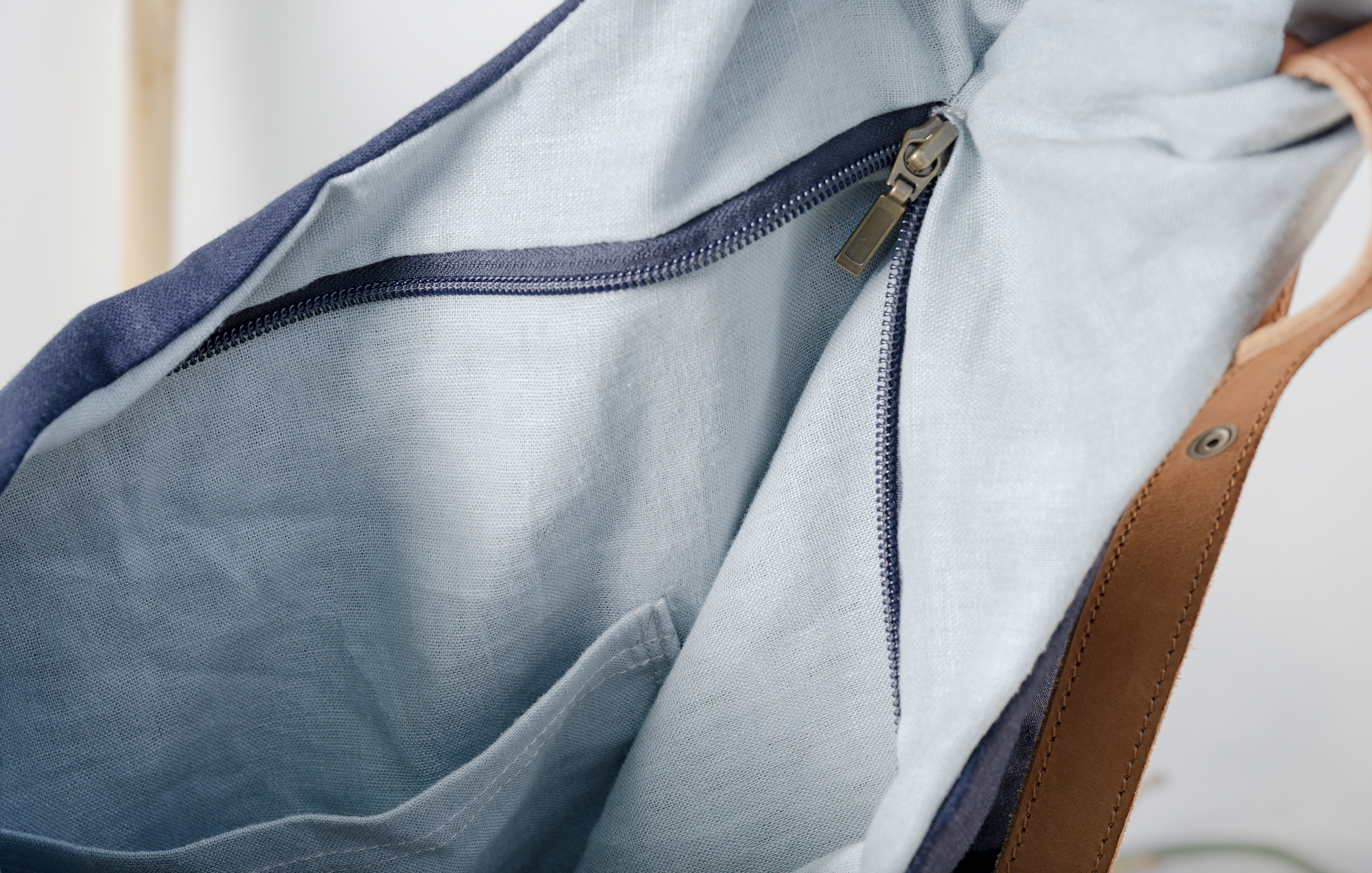 Cartera 100% lino azul marino con forro celeste y cierre