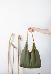 Cartera 100% lino oliva con forro mostaza y cierre