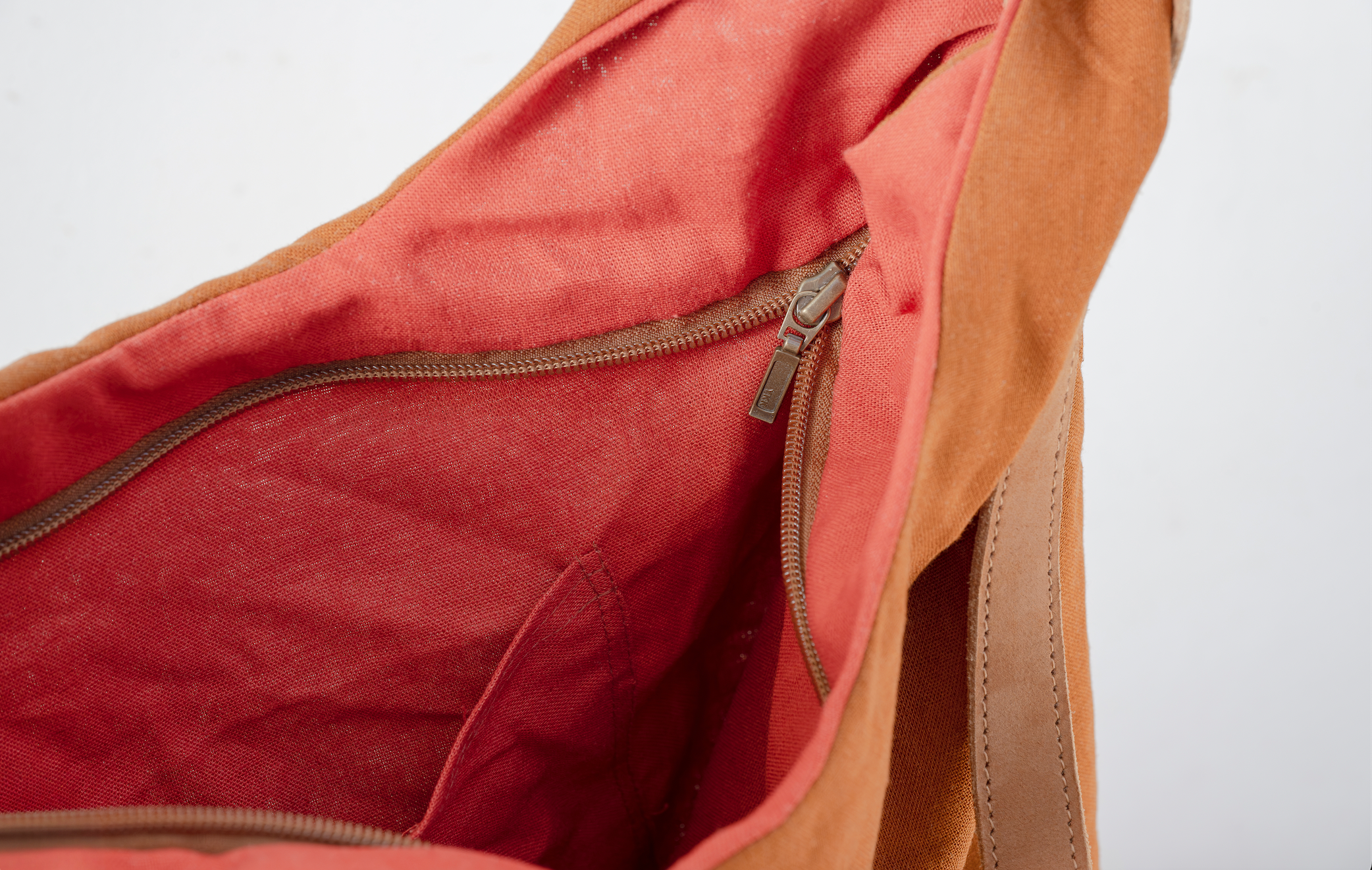 Cartera 100% lino terracota con forro sandia y cierre