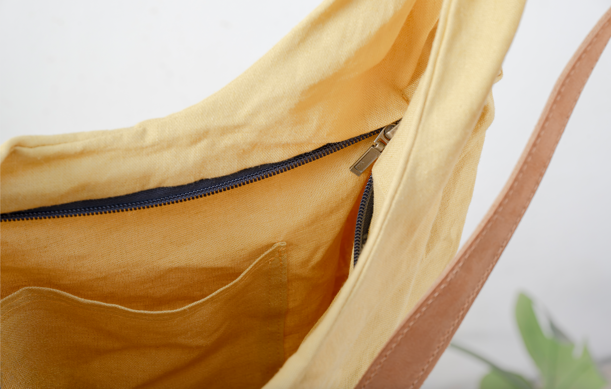 Cartera 100% lino mostaza con forro mostaza y cierre