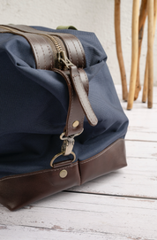 Bolso Impermeable · Azul con forro Flamencos y mangos verdes