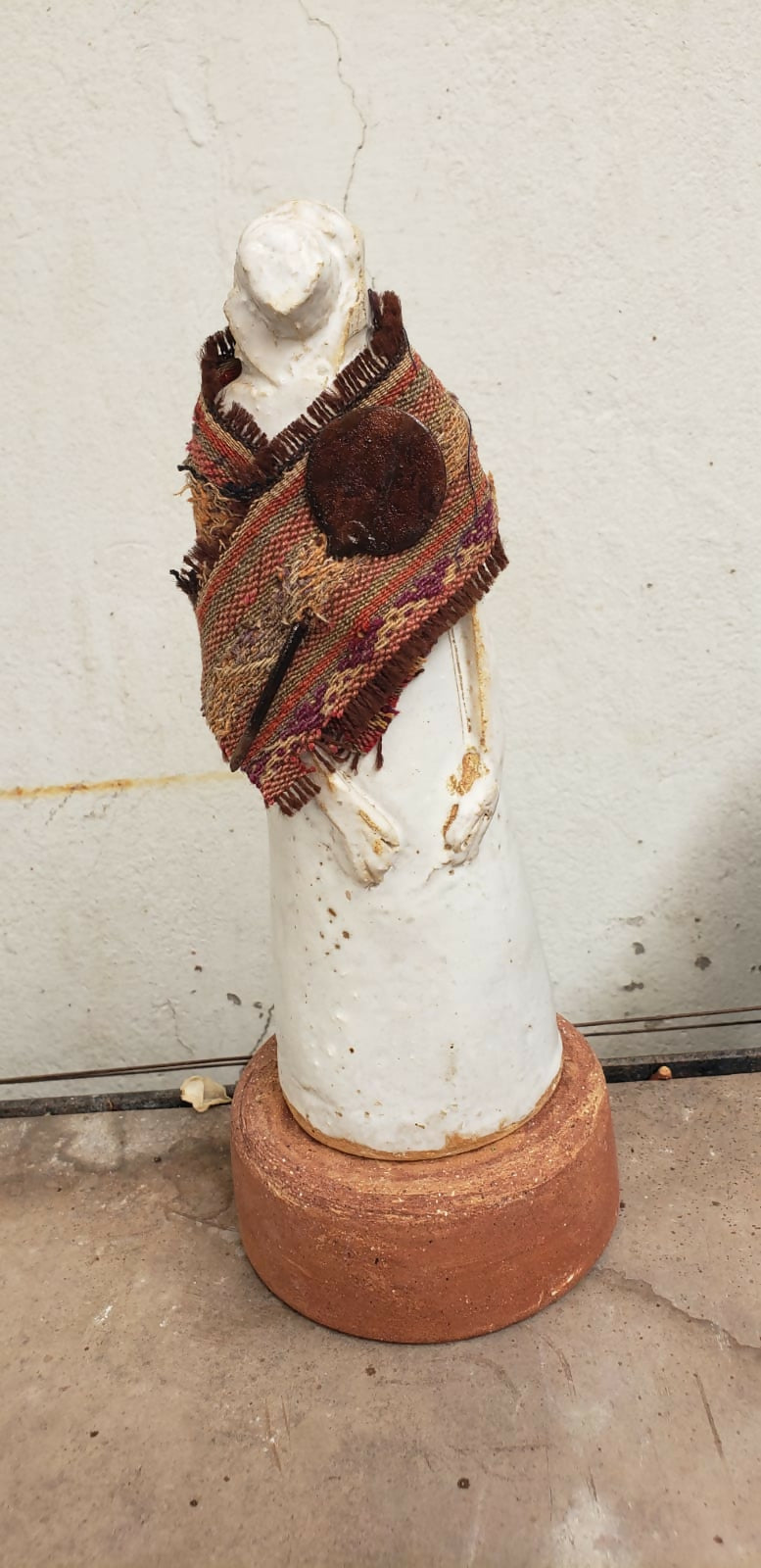 Escultura mujer manto kipu