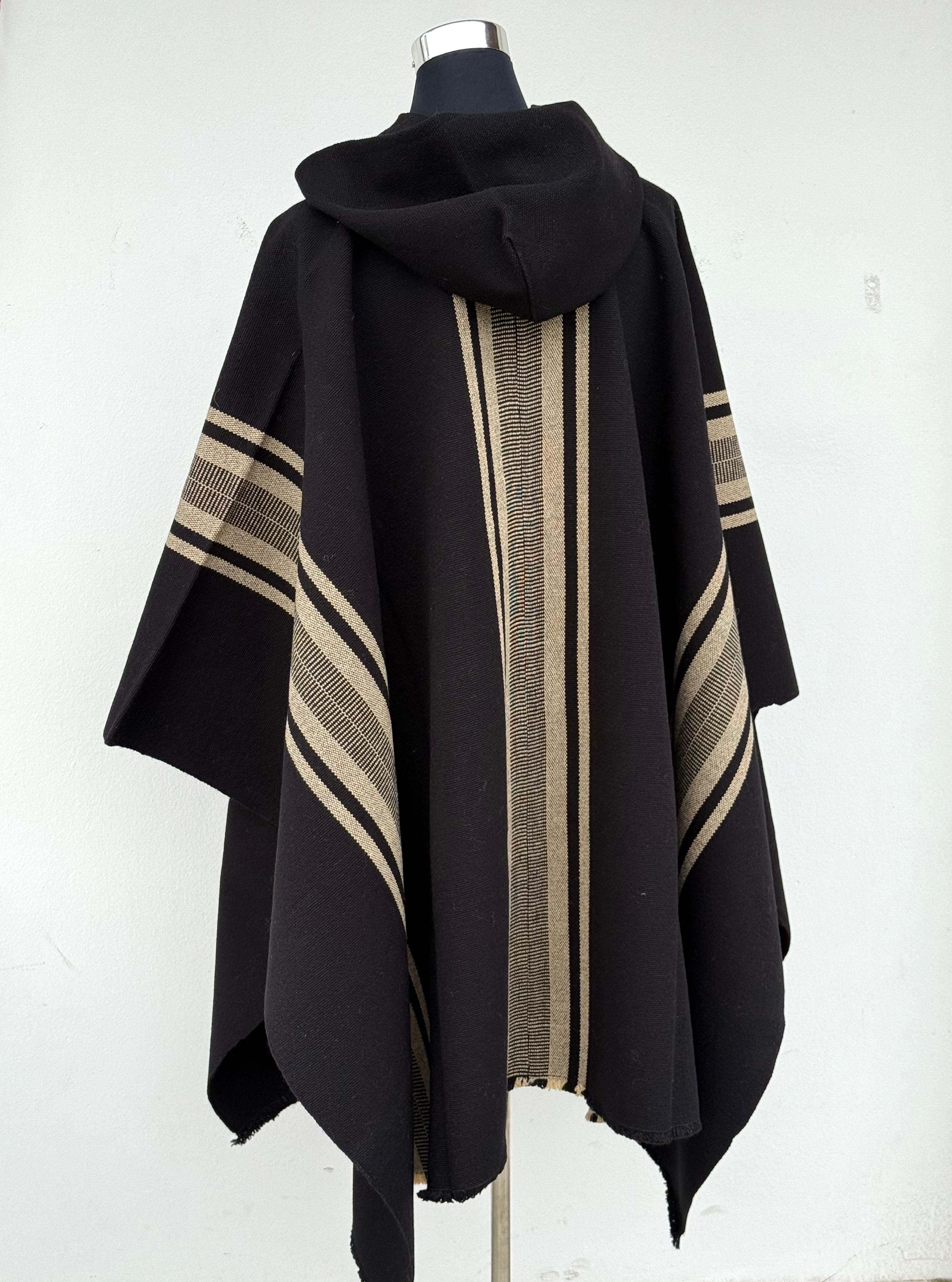 Poncho Peinecillo con Capucha -  Lana y Alpaca  - Negro con Beige