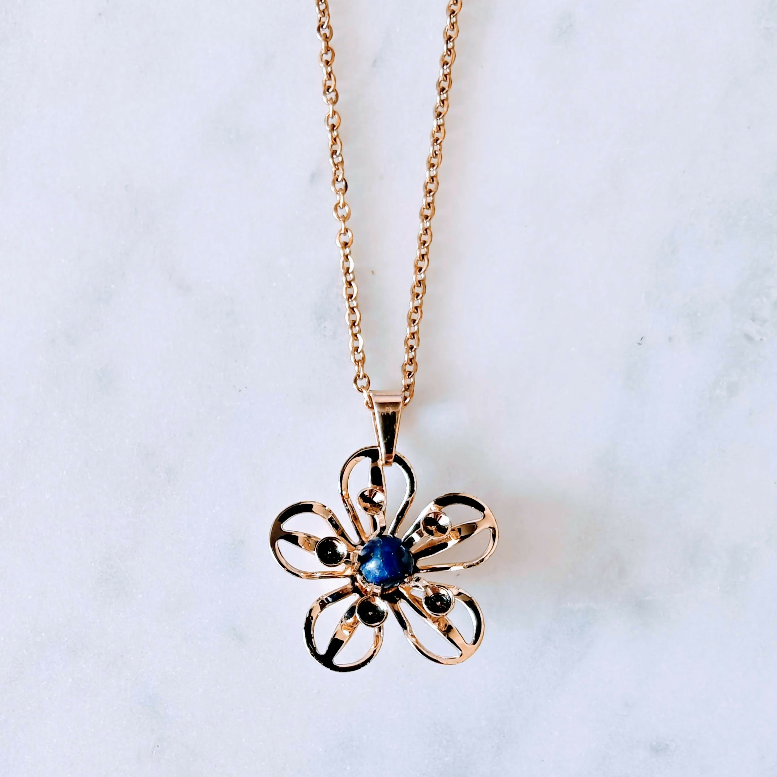 Collar Flor con Lapislázuli, bañado en oro