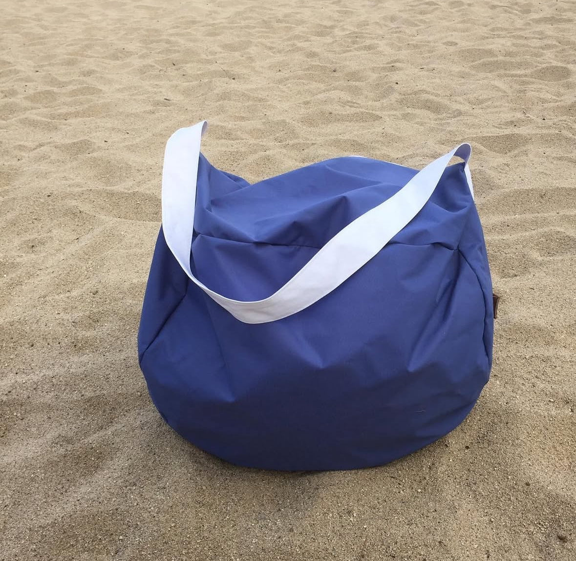 Beachball - Cojín de Playa - Gris con correa blanca