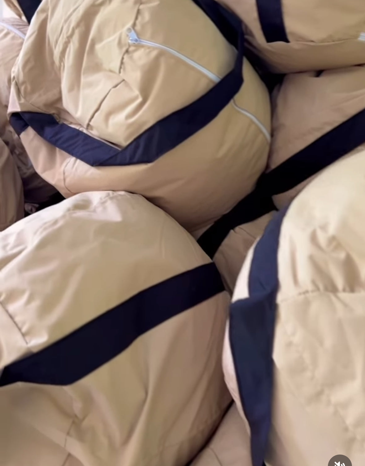Beachball - Cojín de Playa - Gris con correa blanca