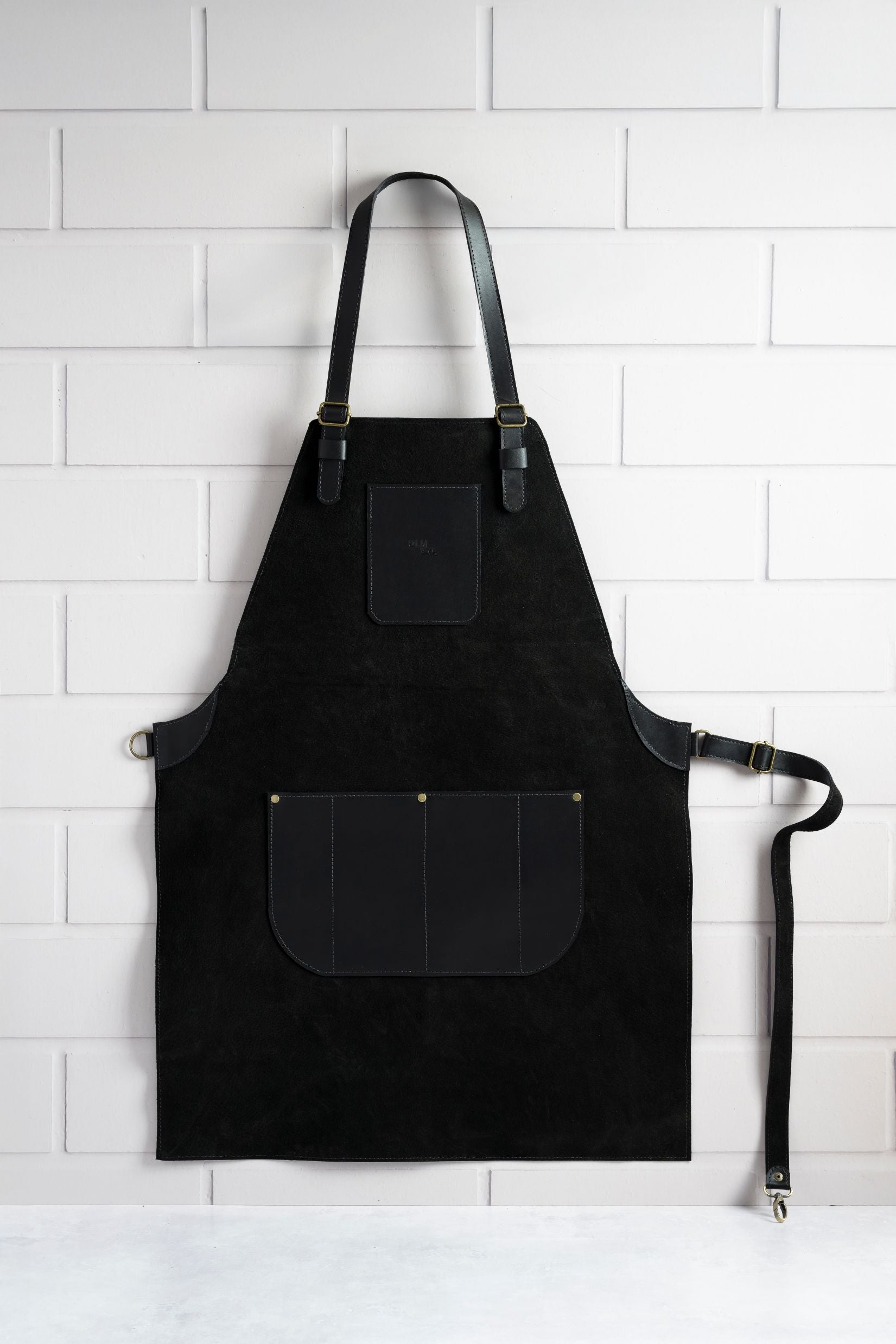 Pechera Carpincho Negro con Bolsillos Cuero