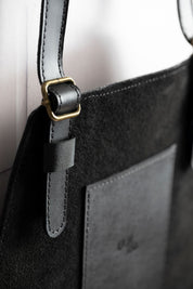 Pechera Carpincho Negro con Bolsillos Cuero
