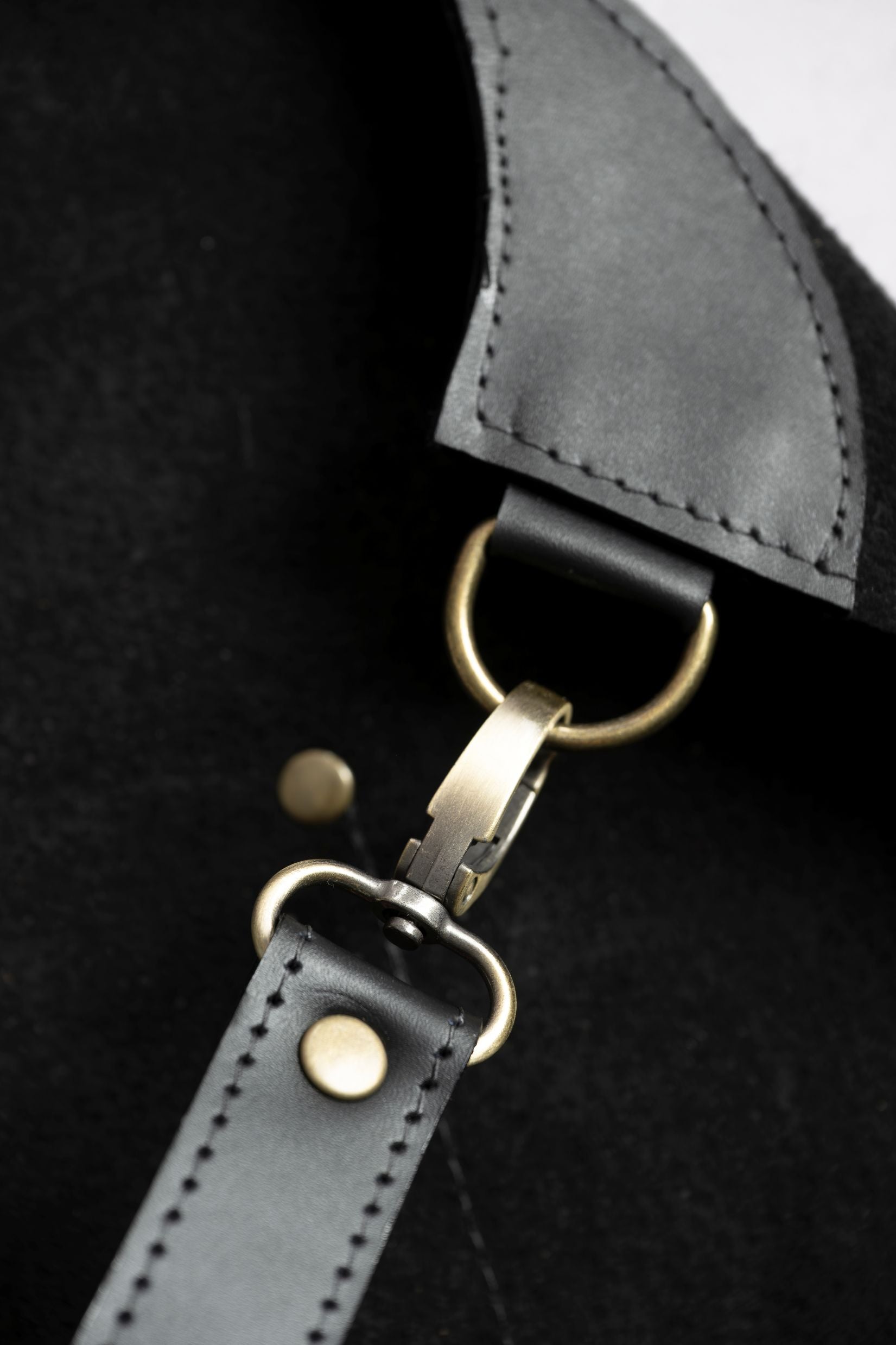 Pechera Carpincho Negro con Bolsillos Cuero