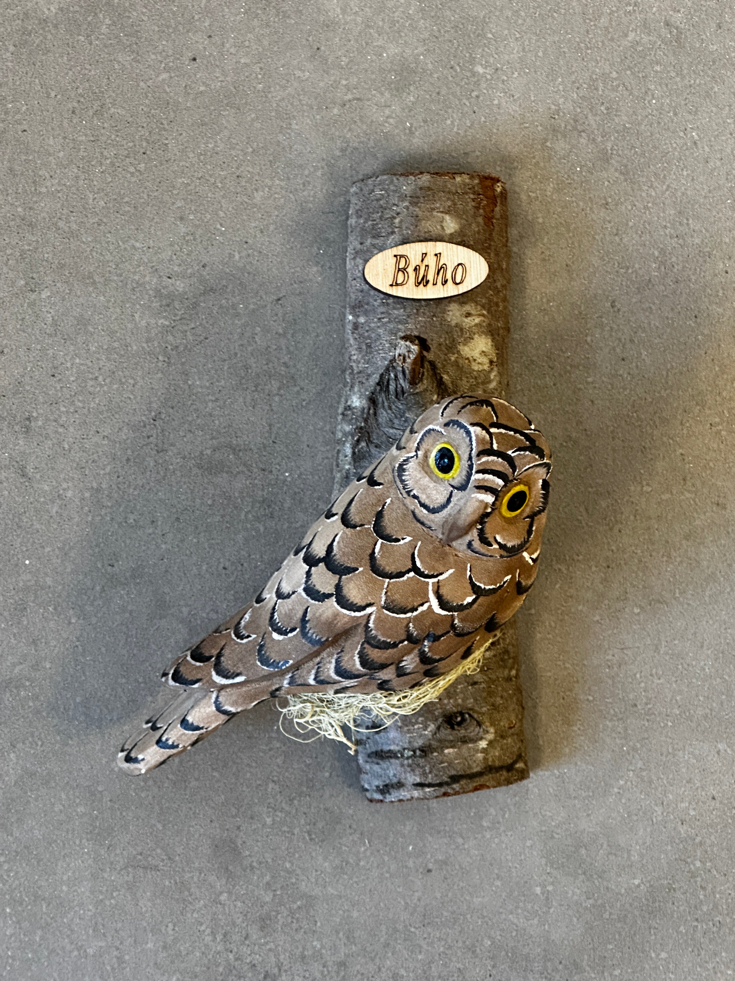 Búho tallado y pintado a mano