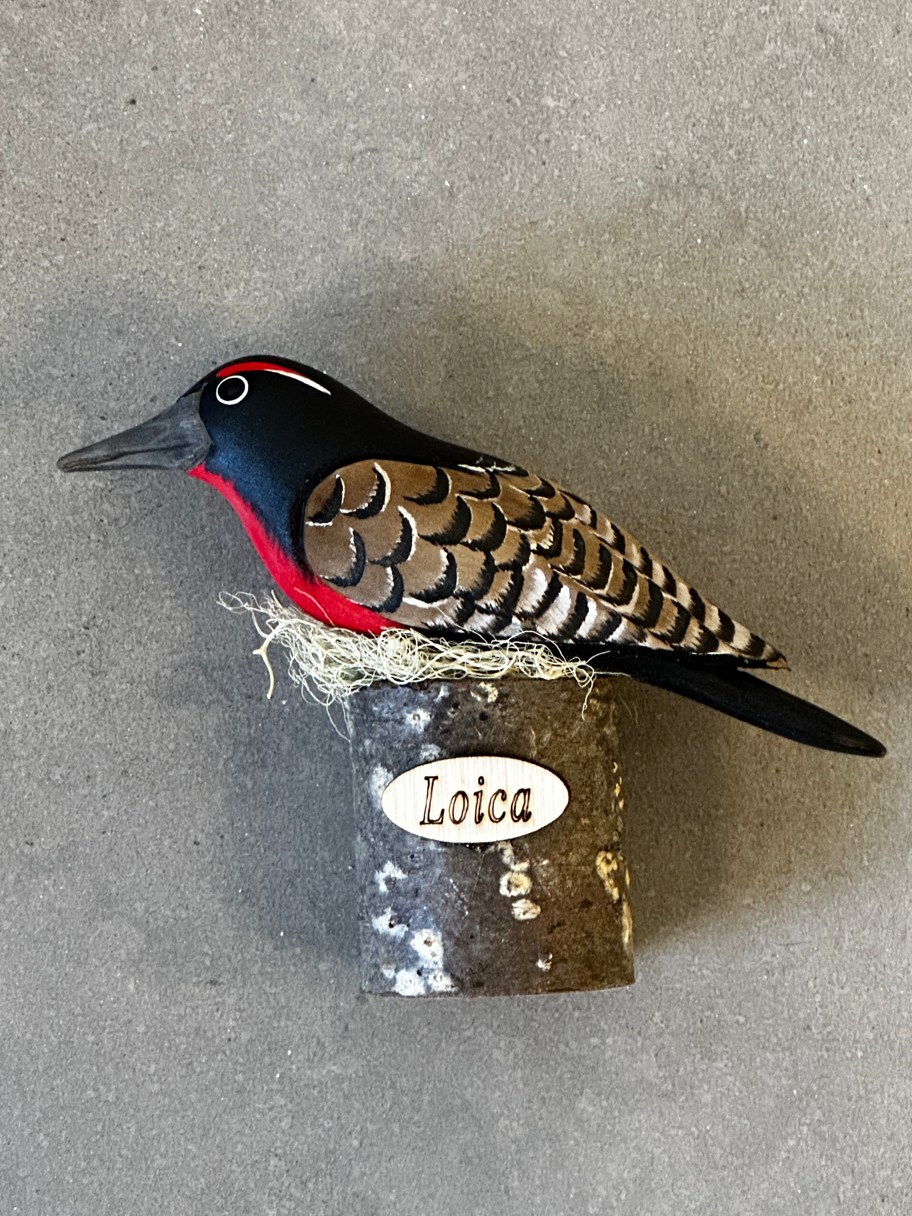 Loica tallada y pintada a mano