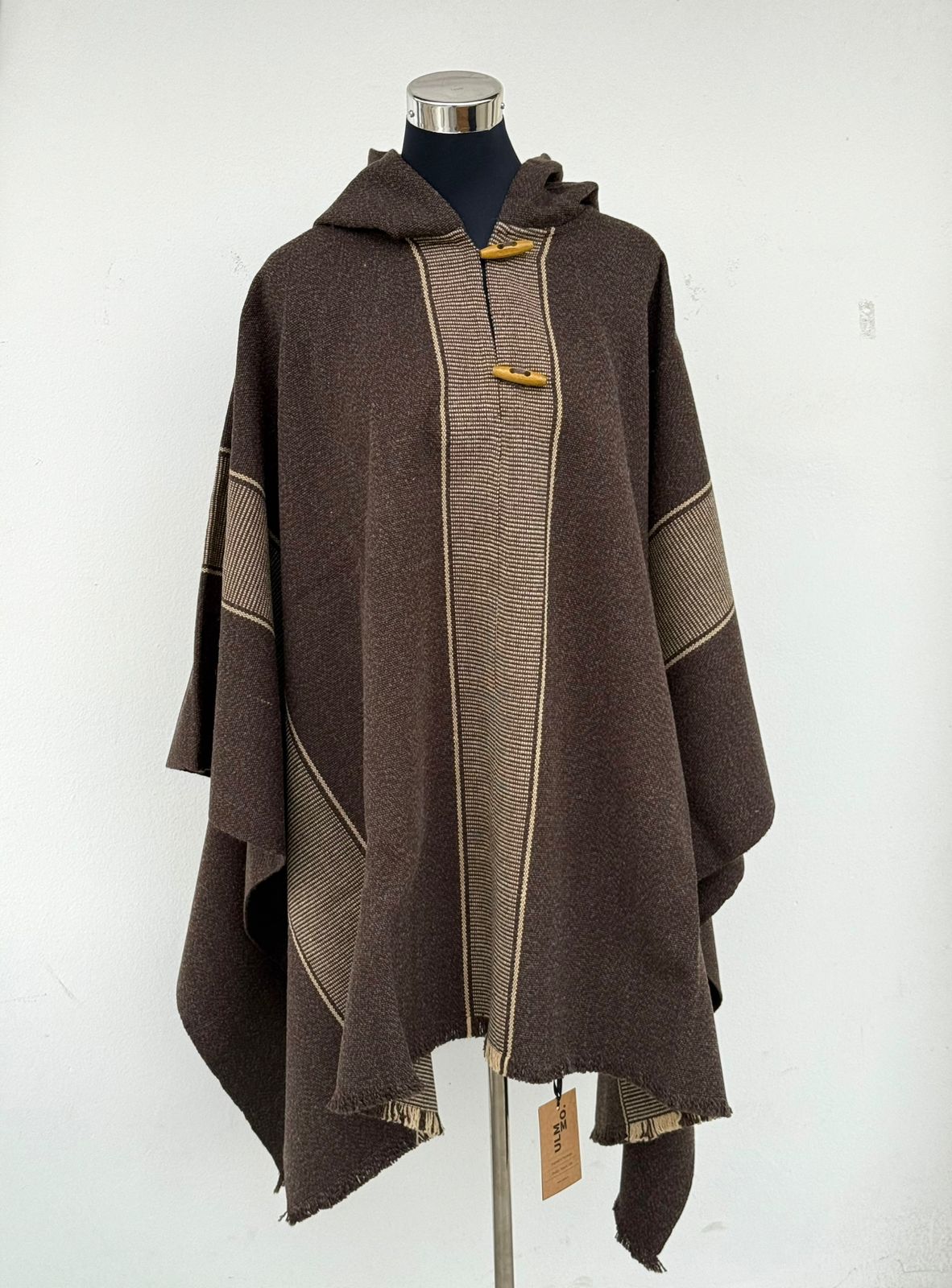 Poncho Diseño Mapuche con Capucha . Lana y Alpaca - Café Moro con Beige