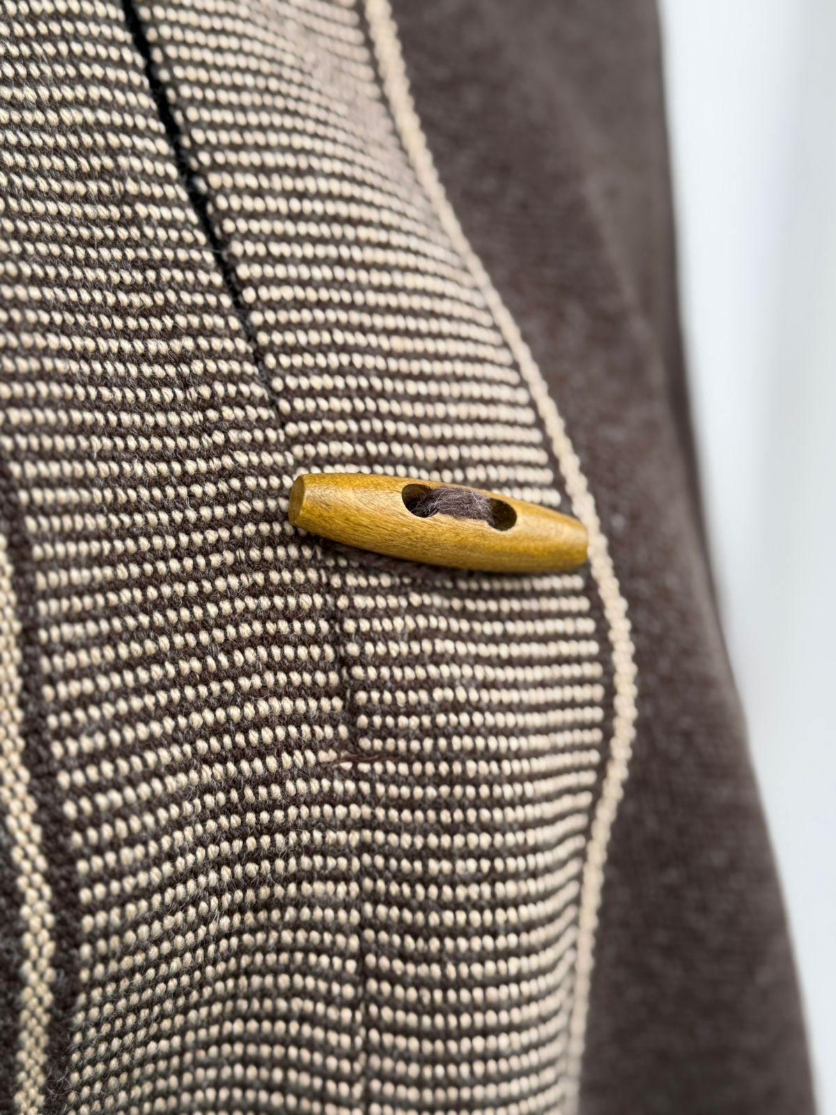 Poncho Diseño Mapuche con Capucha . Lana y Alpaca - Café Moro con Beige