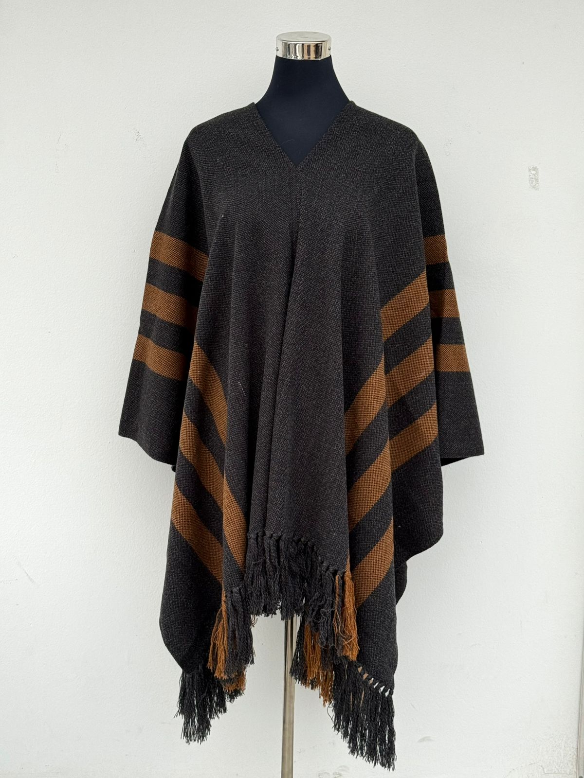 Poncho Flecos - Lana y Alpaca - Marengo con Líneas Café