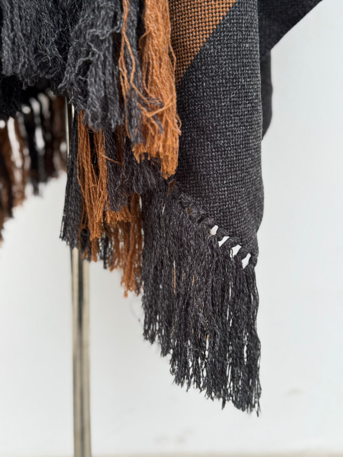 Poncho Flecos - Lana y Alpaca - Marengo con Líneas Café