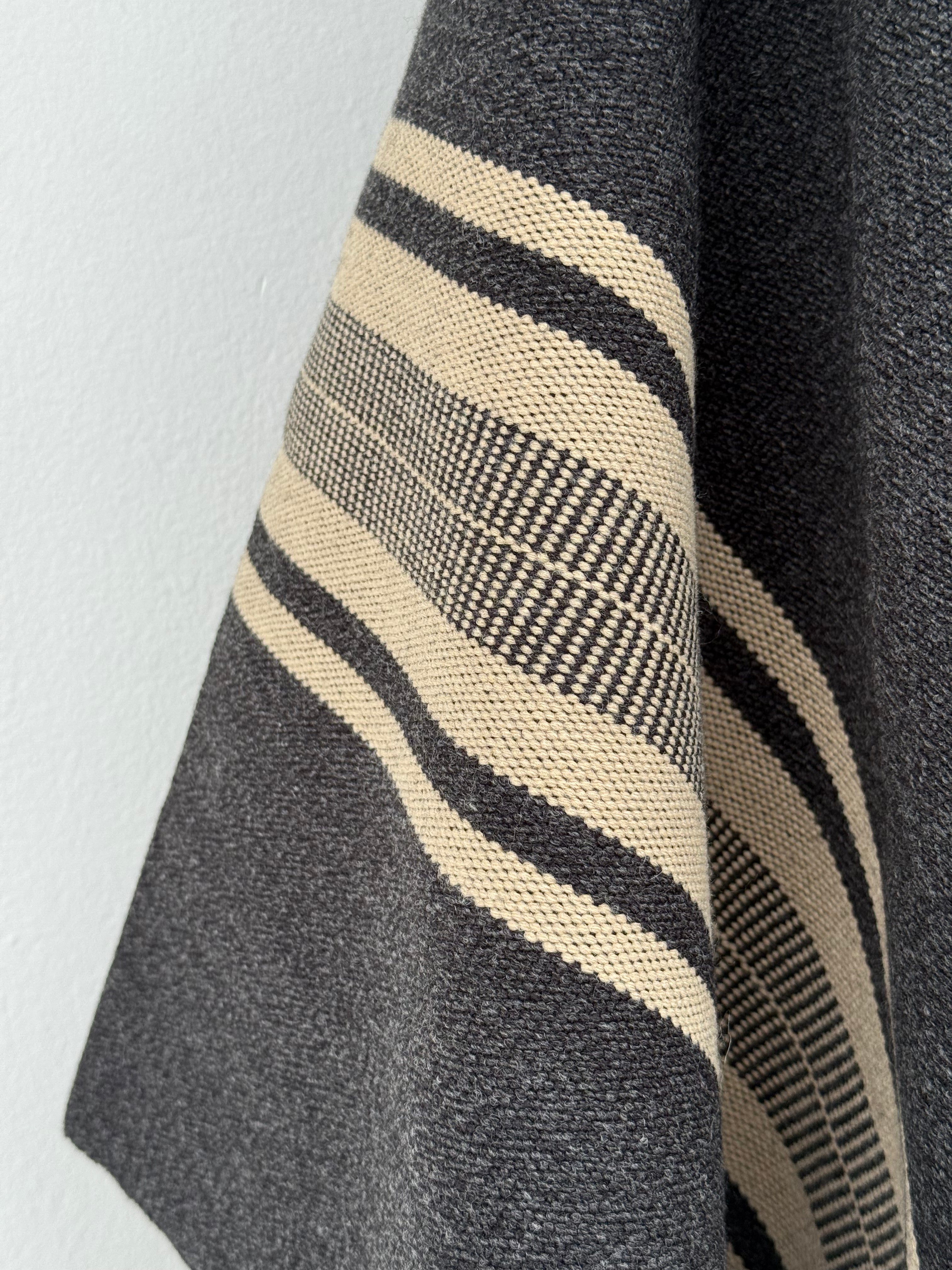 Ruana Peinecillo con Capucha - Lana y Alpaca - Marengo con Beige