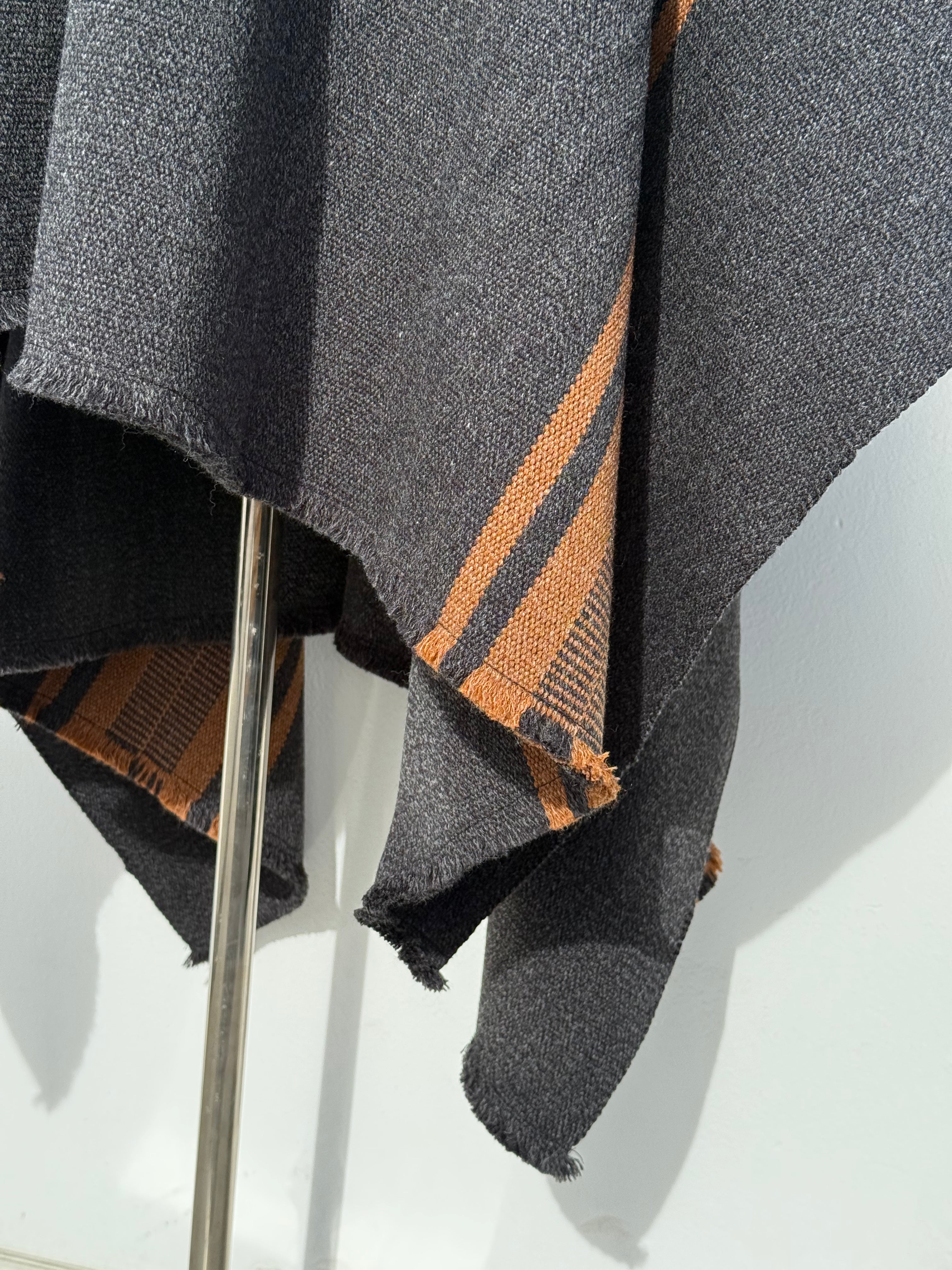 Ruana Peinecillo con Capucha - Lana y Alpaca - Marengo con Camel