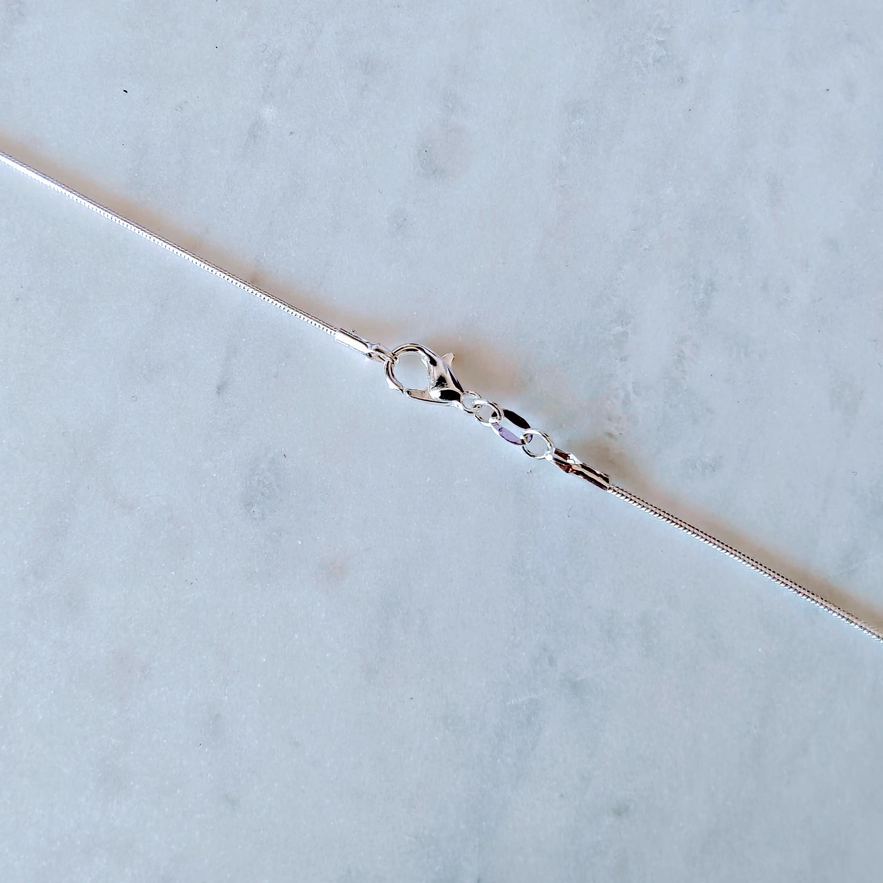 Collar Padre Nuestro bañado en oro blanco