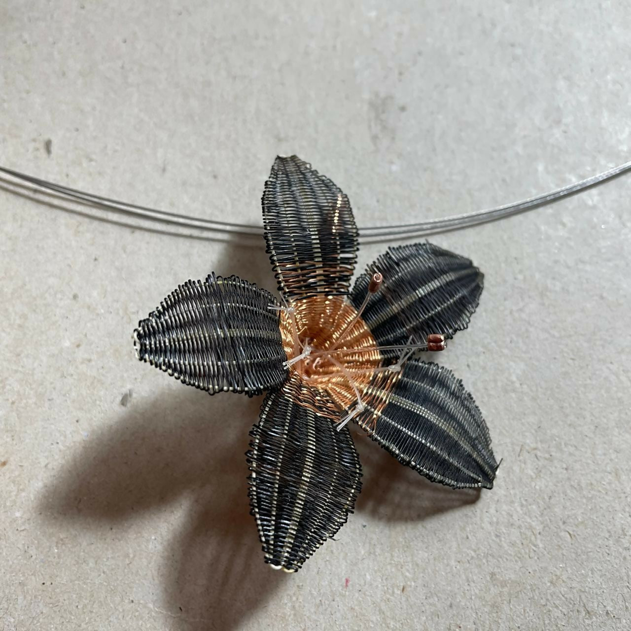 Collar Cobre Flor Crin/Cu Negra (MUT)