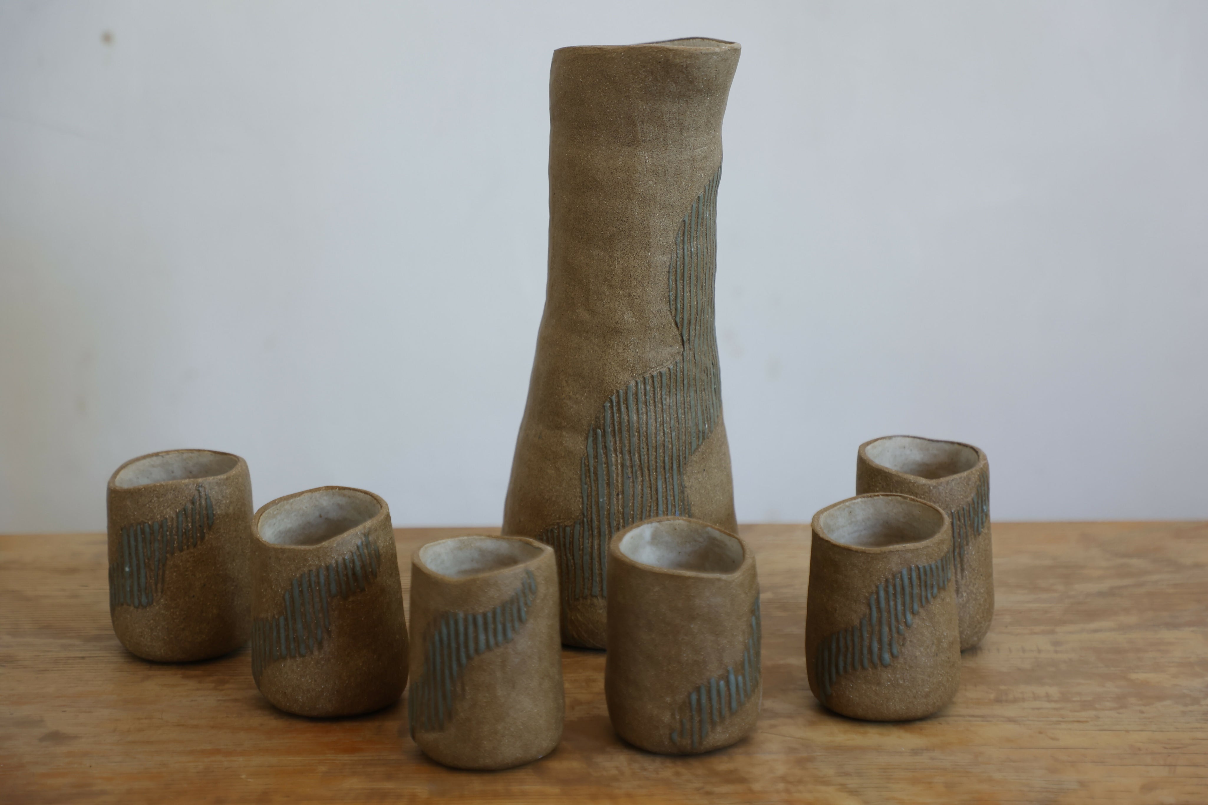 Jarro con Vasitos Engobe Azul