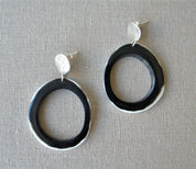 ARO PLATA ARGOLLA SIMPLE CUERNO NEGRO BLANCO