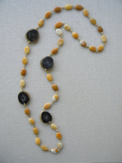Collar largo ágatas ocre cuerno negro