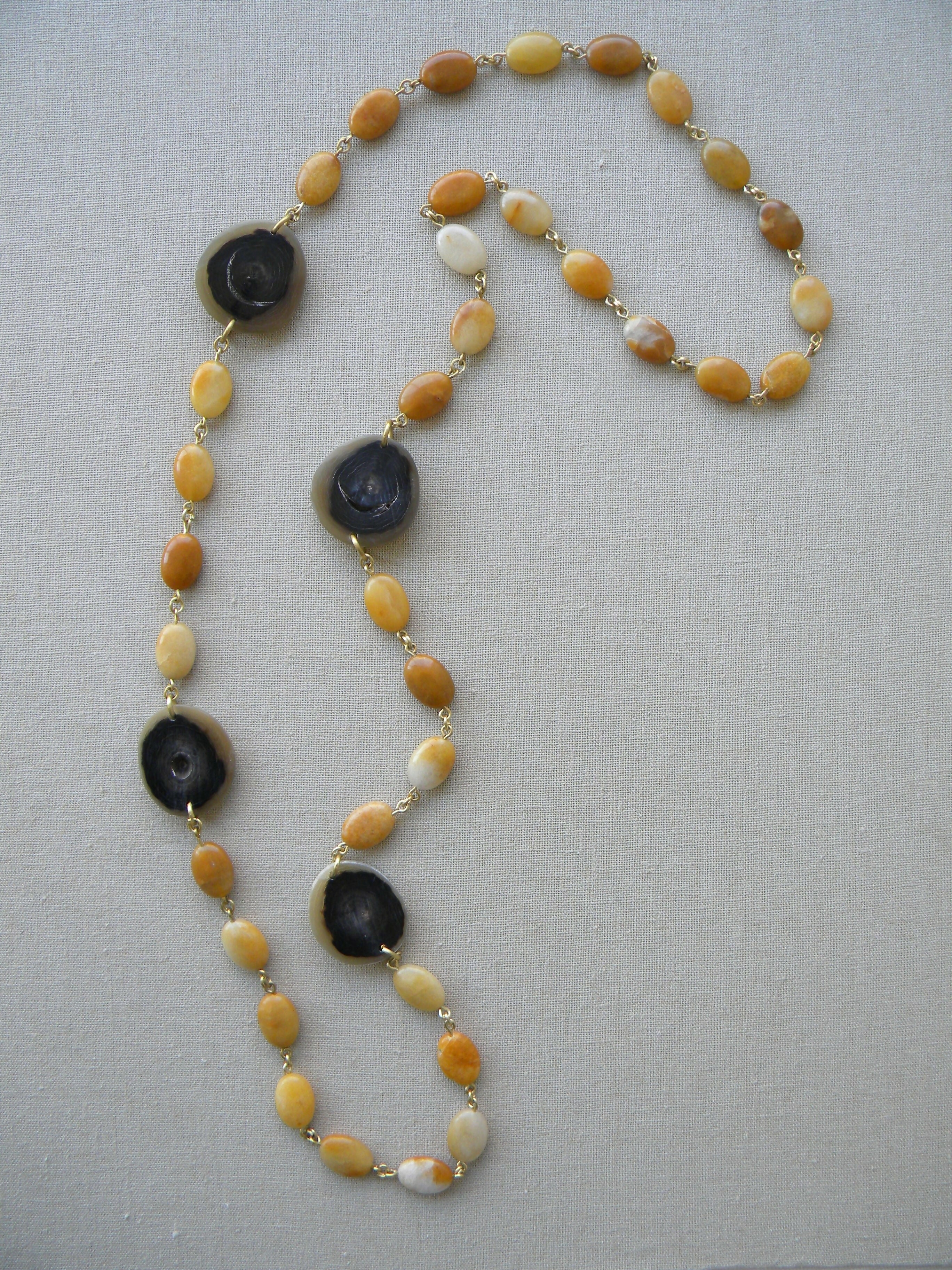 Collar largo ágatas ocre cuerno negro