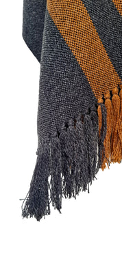Ruana Flecos - Lana y Alpaca - Marengo con Líneas Camel