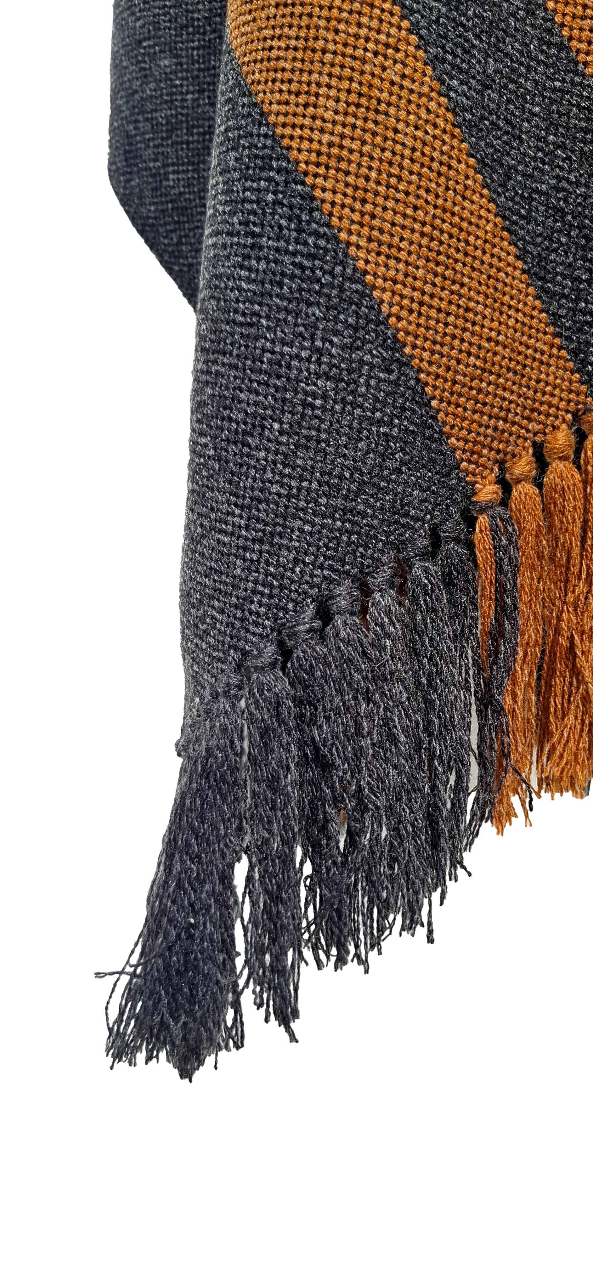 Ruana Flecos - Lana y Alpaca - Marengo con Líneas Camel