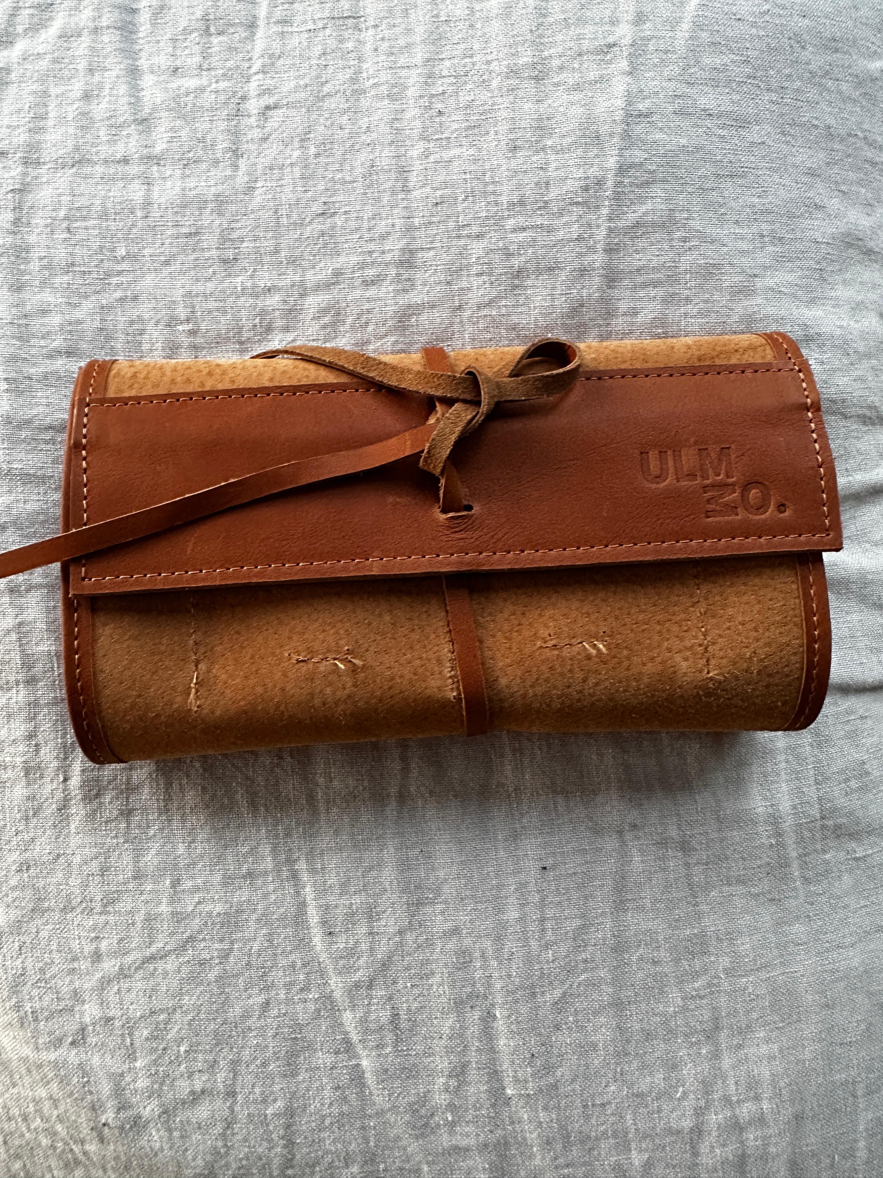 Juego de Cartas y Dominó Aysén - Cuero Carpincho Tostado