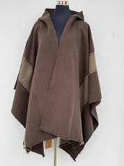 Ruana diseño Mapuche con Capucha - Lana y Alpaca -  Café moro con Beige