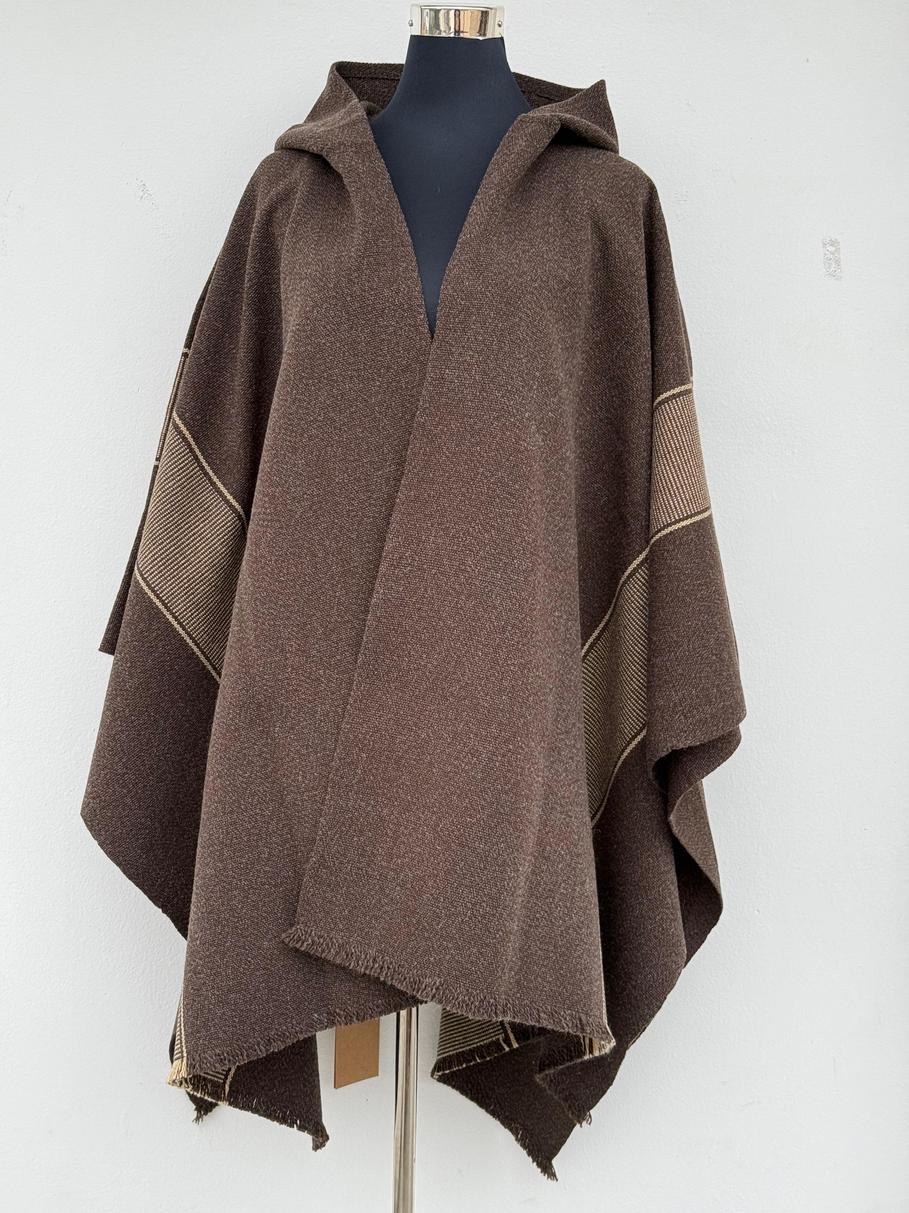 Ruana diseño Mapuche con Capucha - Lana y Alpaca -  Café moro con Beige