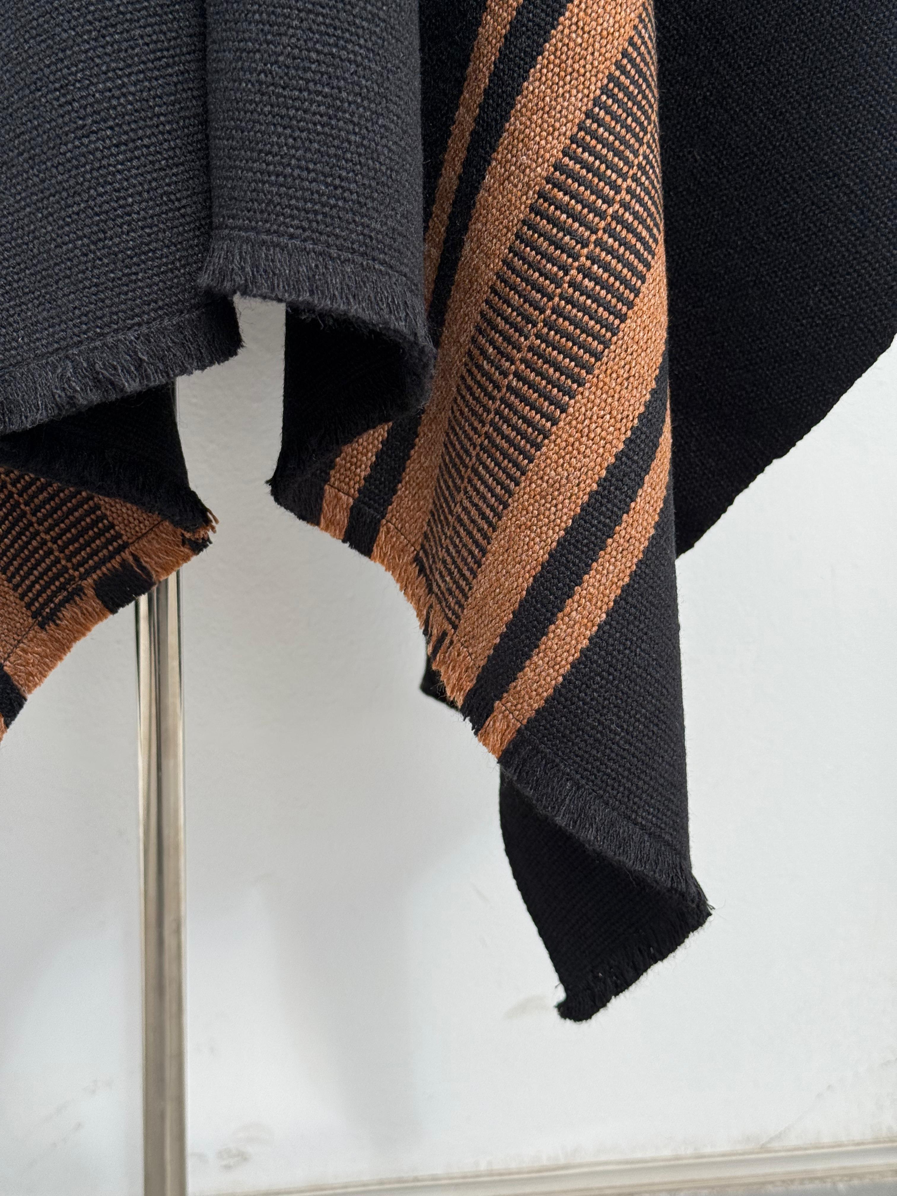 Poncho Peinecillo -  Lana y Alpaca  - Negro con Camel