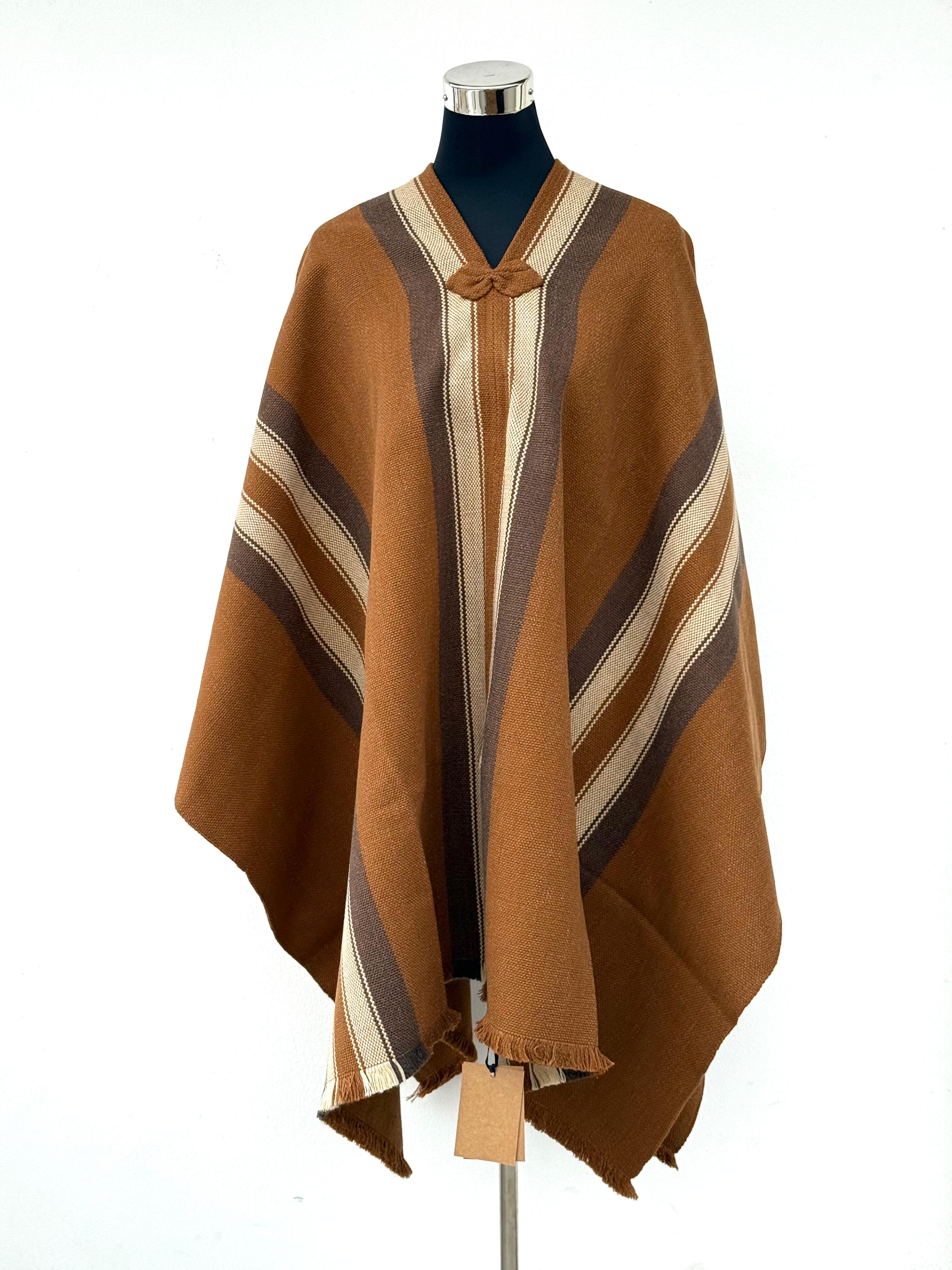 Poncho Tradicional Lana - Camel con Líneas Café
