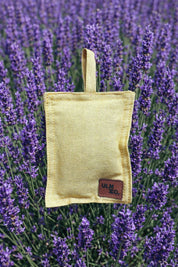 Saquito de lino color cúrcuma relleno con semillas de lavanda