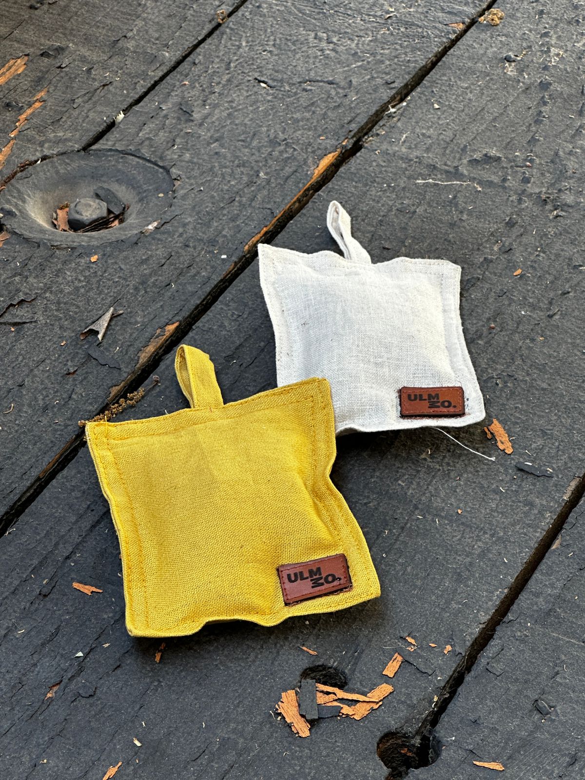 Saquito de lino color cúrcuma relleno con semillas de lavanda