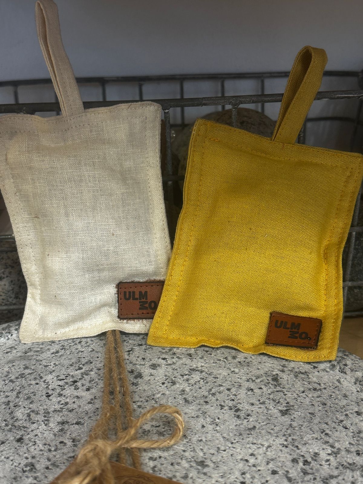 Saquito de lino color cúrcuma relleno con semillas de lavanda