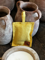 Saquito de lino color cúrcuma relleno con semillas de lavanda