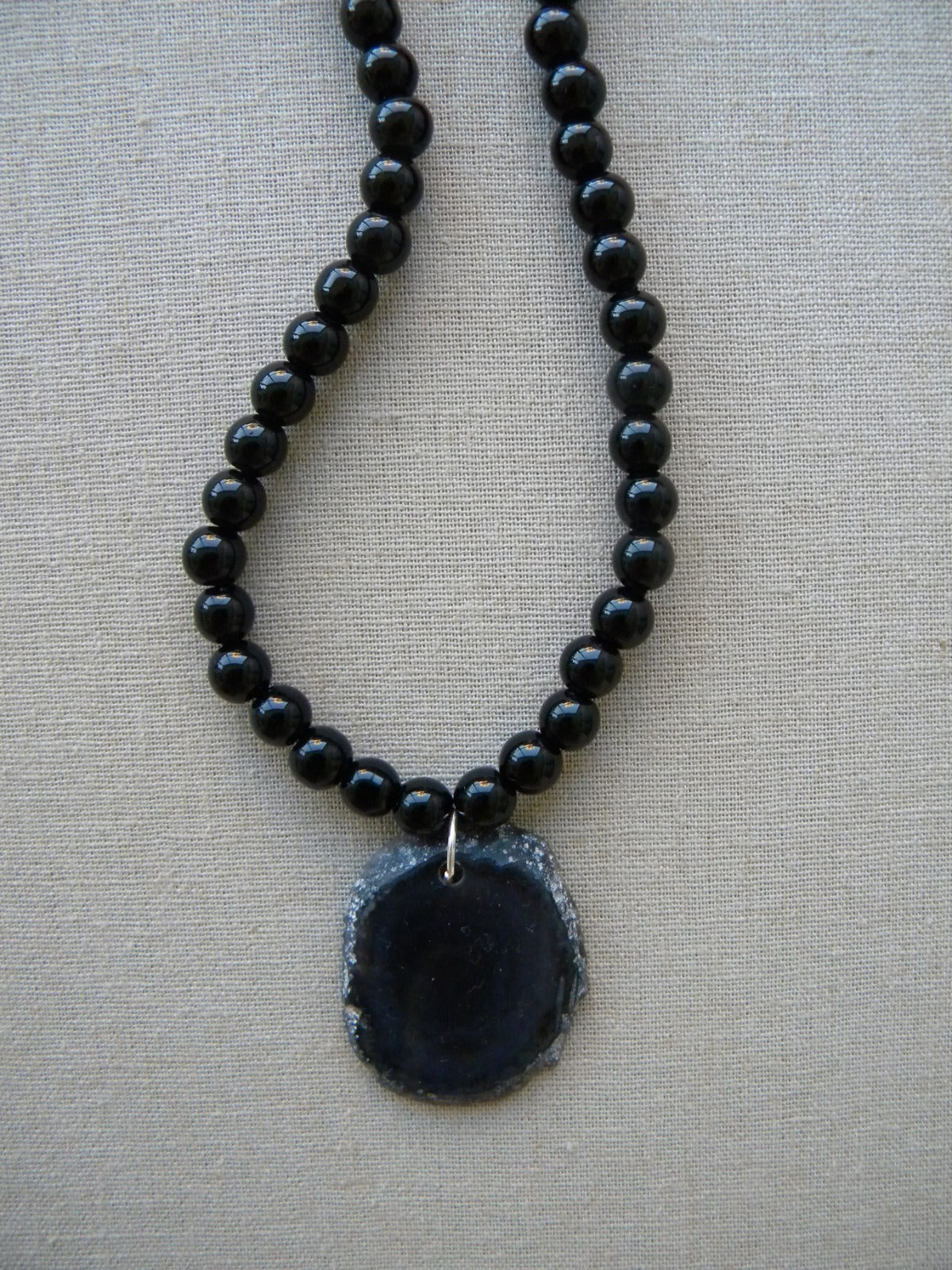 COLLAR CORTO HILADO ONIX COLGANTE