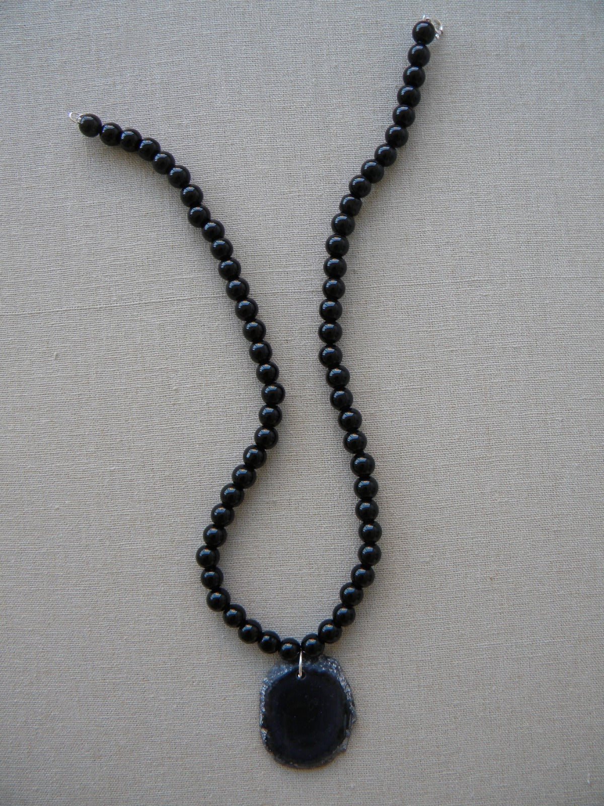 COLLAR CORTO HILADO ONIX COLGANTE