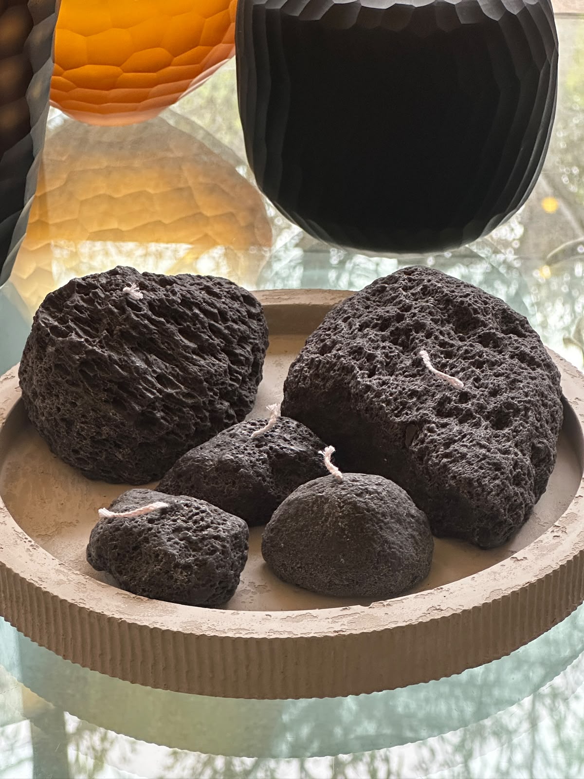 Set de 5 Velas con Base de Concreto – Piedras Volcánicas