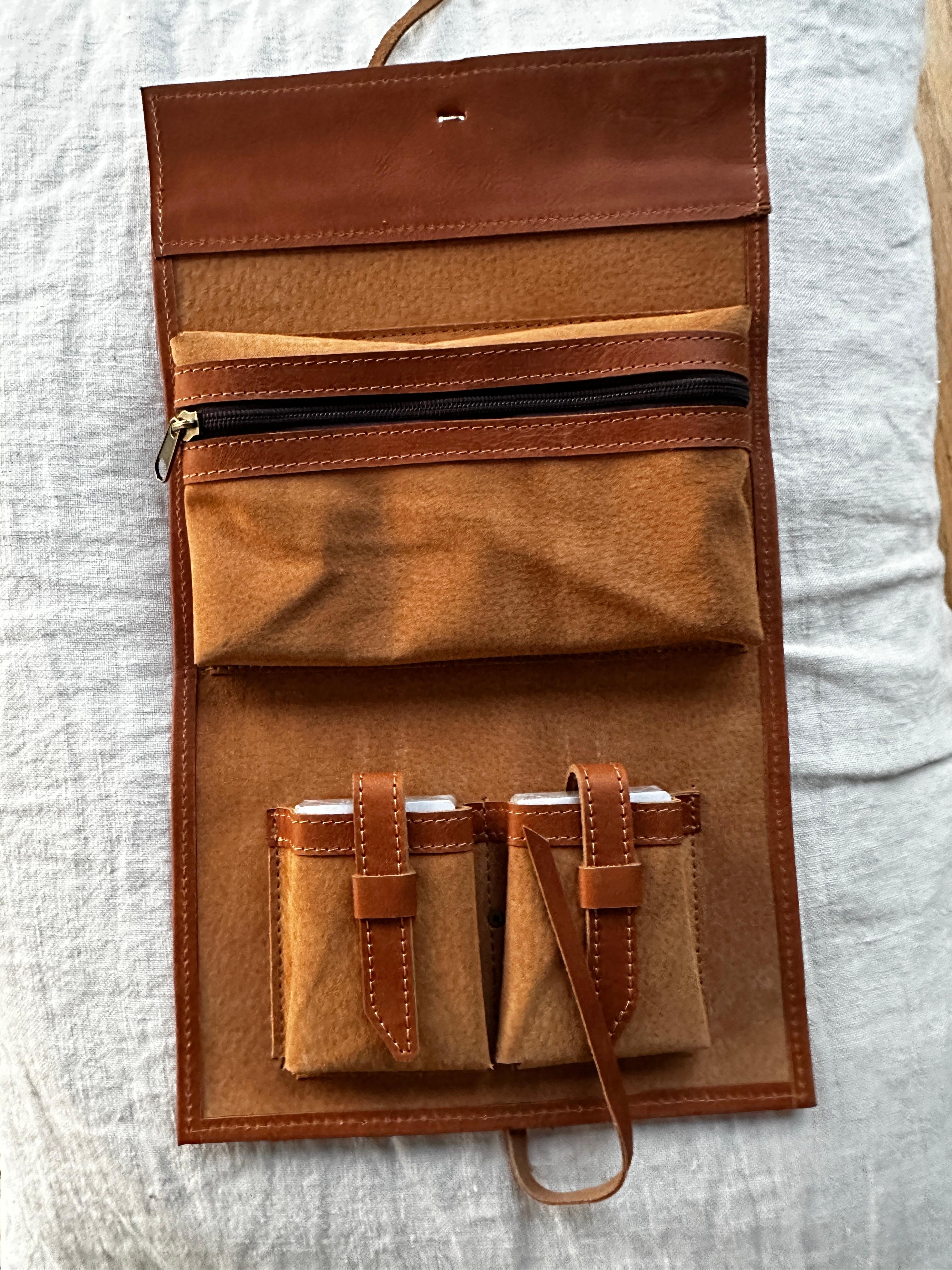 Juego de Cartas y Dominó Aysén - Cuero Carpincho Tostado