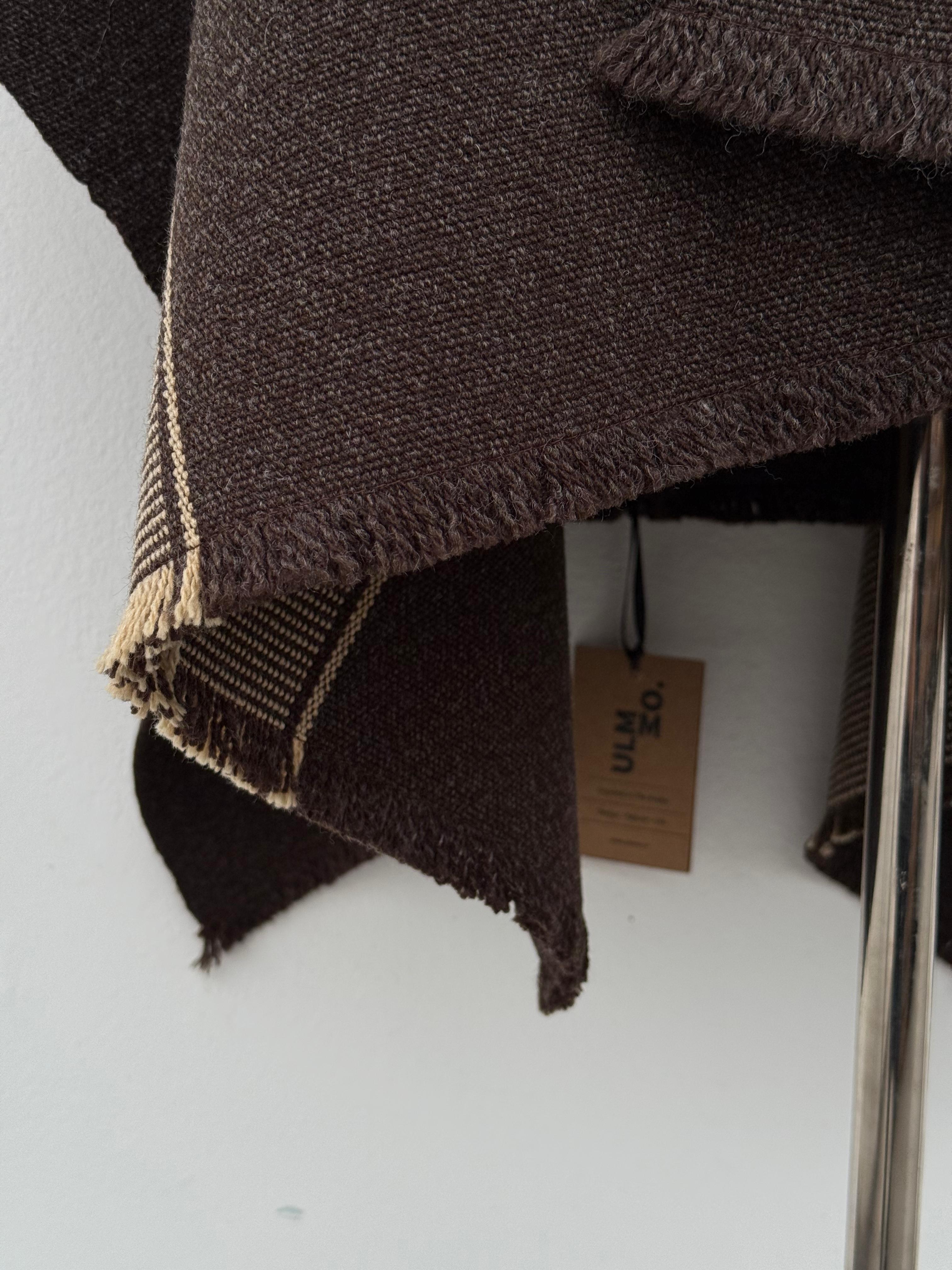 Ruana diseño Mapuche con Capucha - Lana y Alpaca -  Café moro con Beige